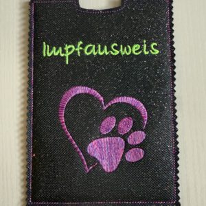 Impfausweis- Hülle „Pfotenherz“ schwarz-pink